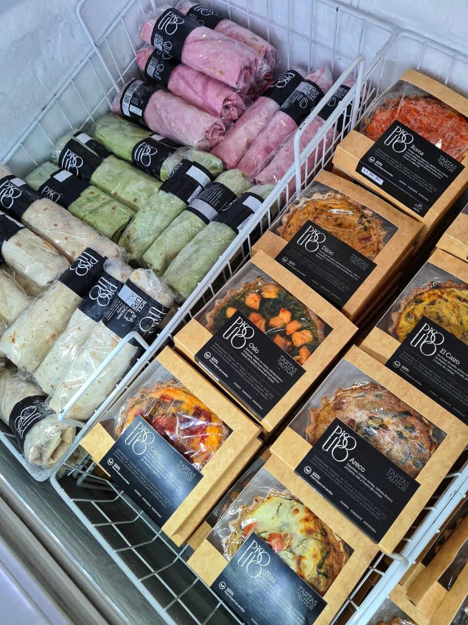 Freezer comercial cargado con tartas y wraps congelados Piso Uno listos para regenerar