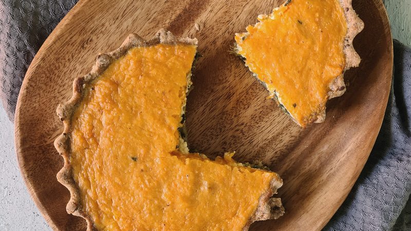 Tarta Roma de Piso Uno servida en plato de madera con una porción cortada, lista después de regenerar en casa