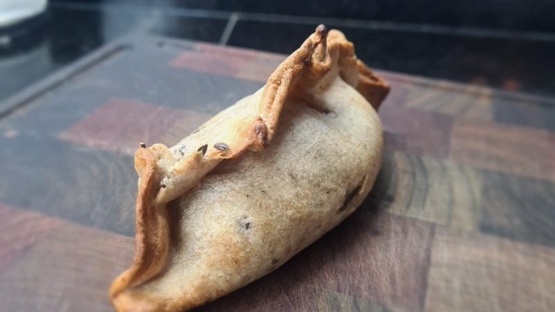 Empanada de masa propia Piso Uno recién regenerada, una de las categorías más pedidas del catálogo por mayor
