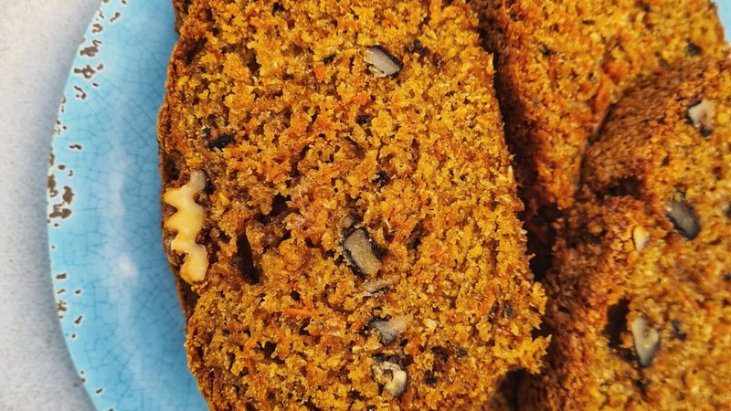 Porciones de carrot cake con nueces, pastelería premium que acompaña al café y sube el ticket promedio de una cafetería