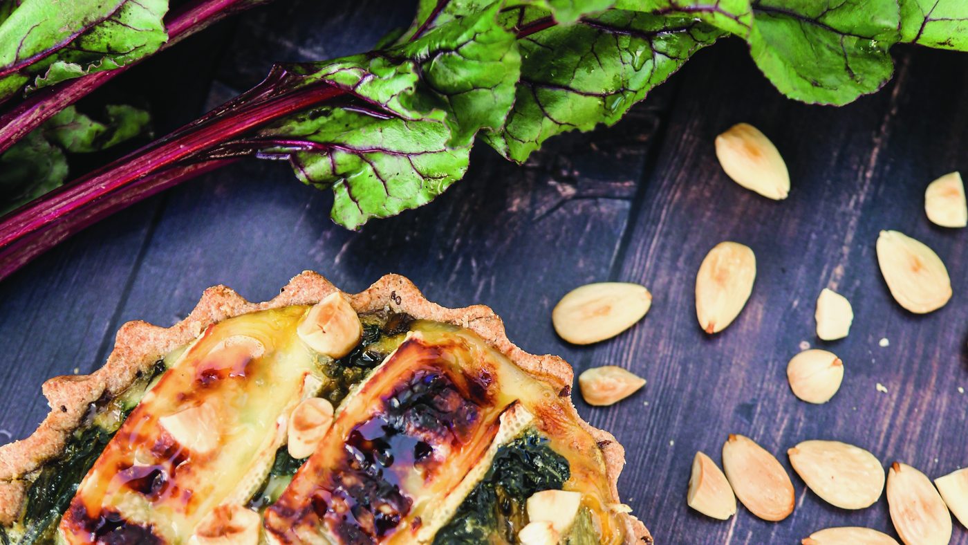 Tarta de espinaca premium Piso Uno con hojas de remolacha crudas y almendras, materia prima honesta sin conservantes