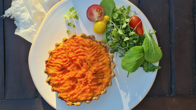 Vianda de tarta de calabaza Piso Uno servida con ensalada fresca, opción saludable regenerada a demanda