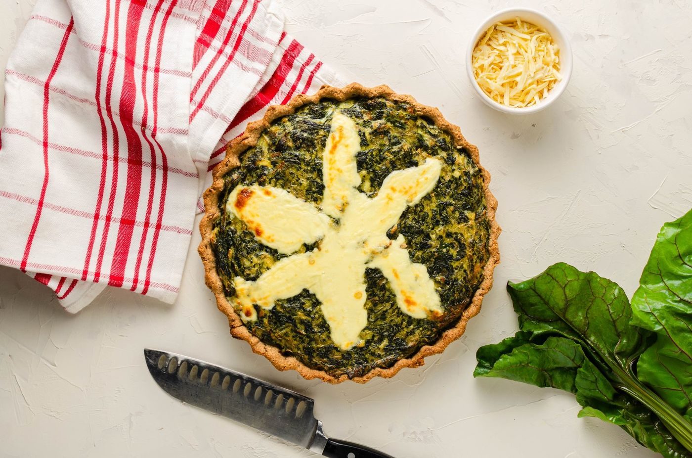 Composición de productos para vitrina de cafetería - tartas, wraps y bocaditos premium